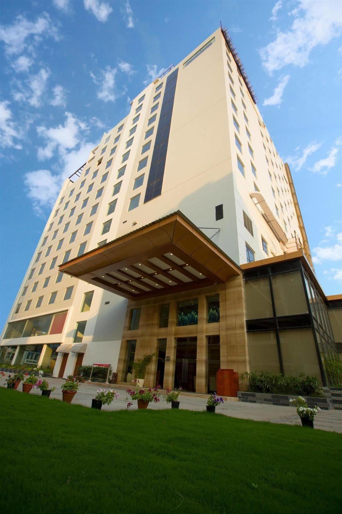 Ramada By Wyndham Ghaziabad Vasundhara Hotel Exterior photo